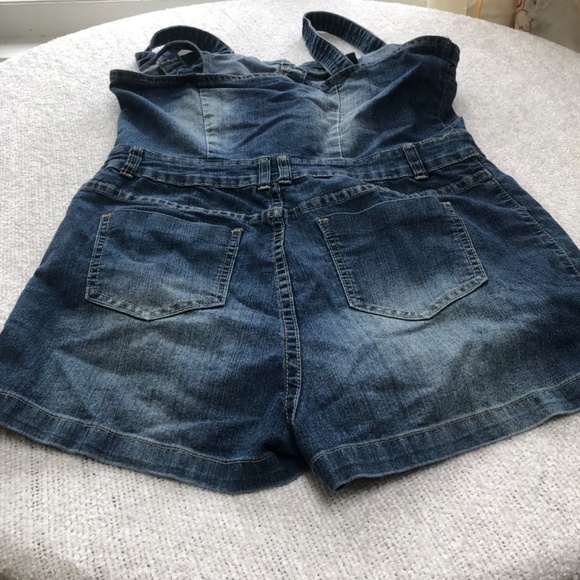Bluenotes size 32 jumper/overall shorts. Button up front, pockets , belt holders - Picture 7 of 9